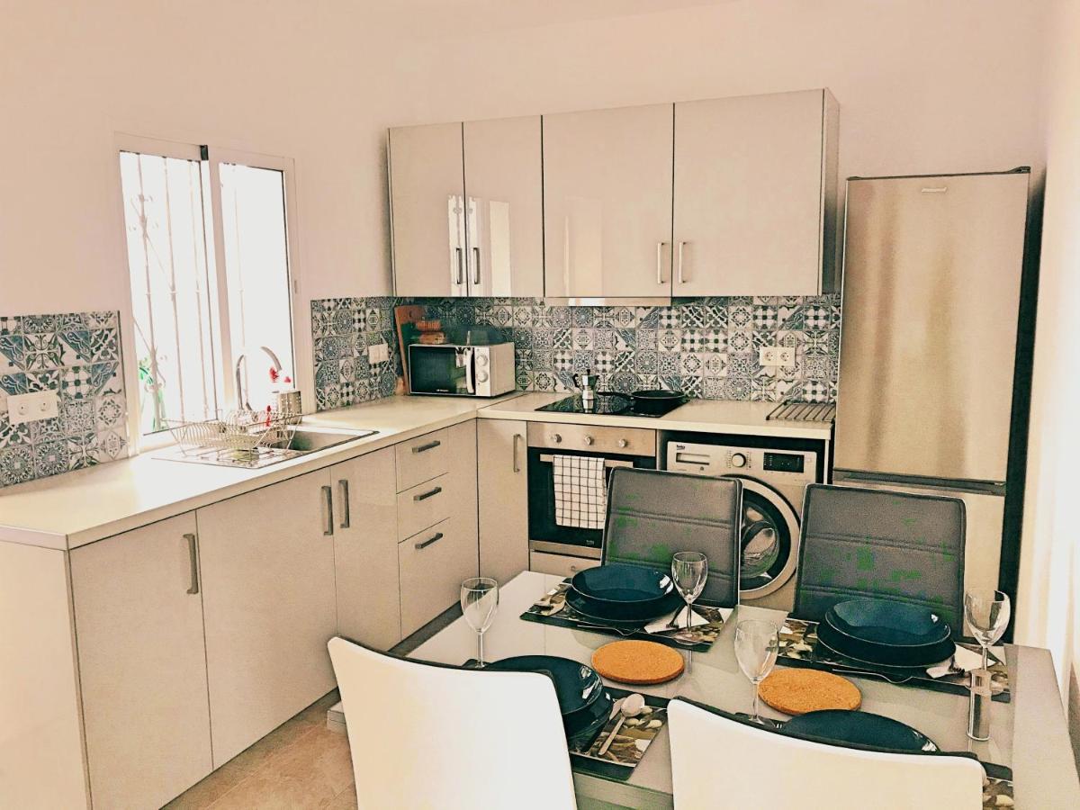 Town House With Patio In Quiet Residential Area 10 Min From Beach 토레몰리노스 객실 사진