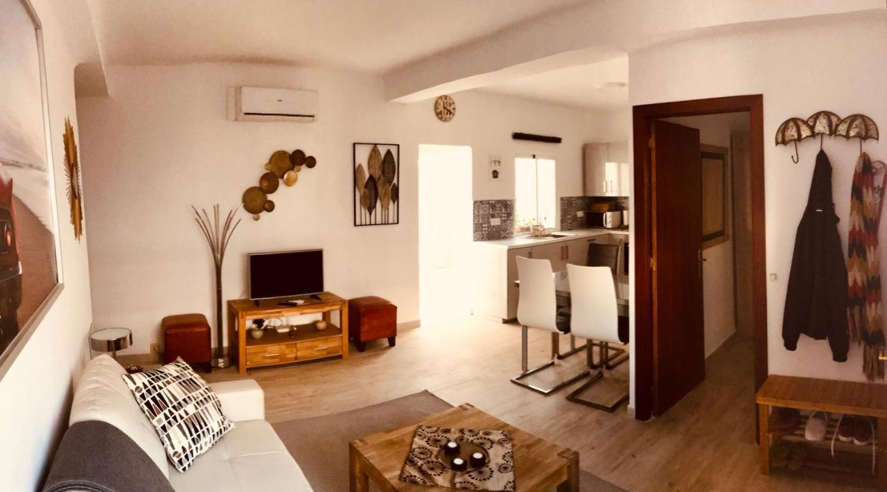 Town House With Patio In Quiet Residential Area 10 Min From Beach 토레몰리노스 외부 사진
